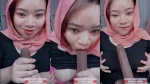 Ayuni Hijab Montok Isep Kontol Mainan